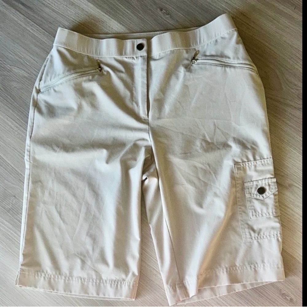 Chico's Zenergy Cargo Golf Shorts Women's 1.5 (10) Tan Khaki Travel Performance